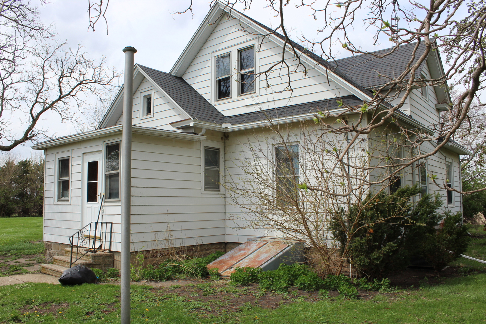 29369 N 1200 East Road, Blackstone, IL 61313