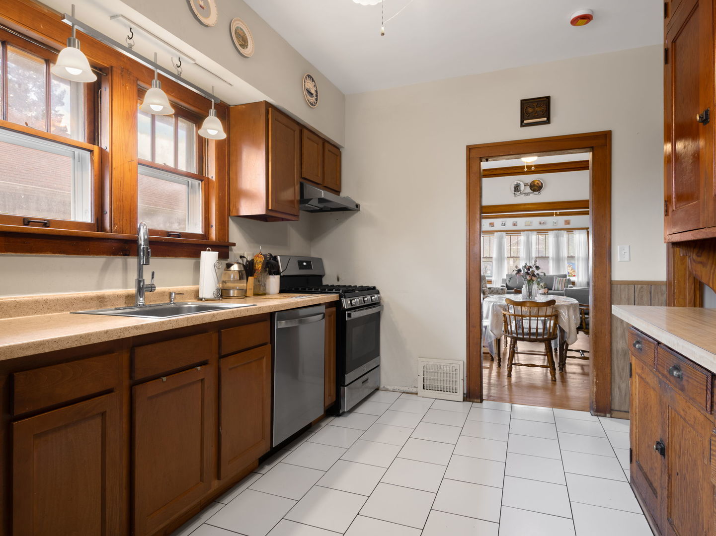 25 N Worth Avenue, Elgin, IL 60123