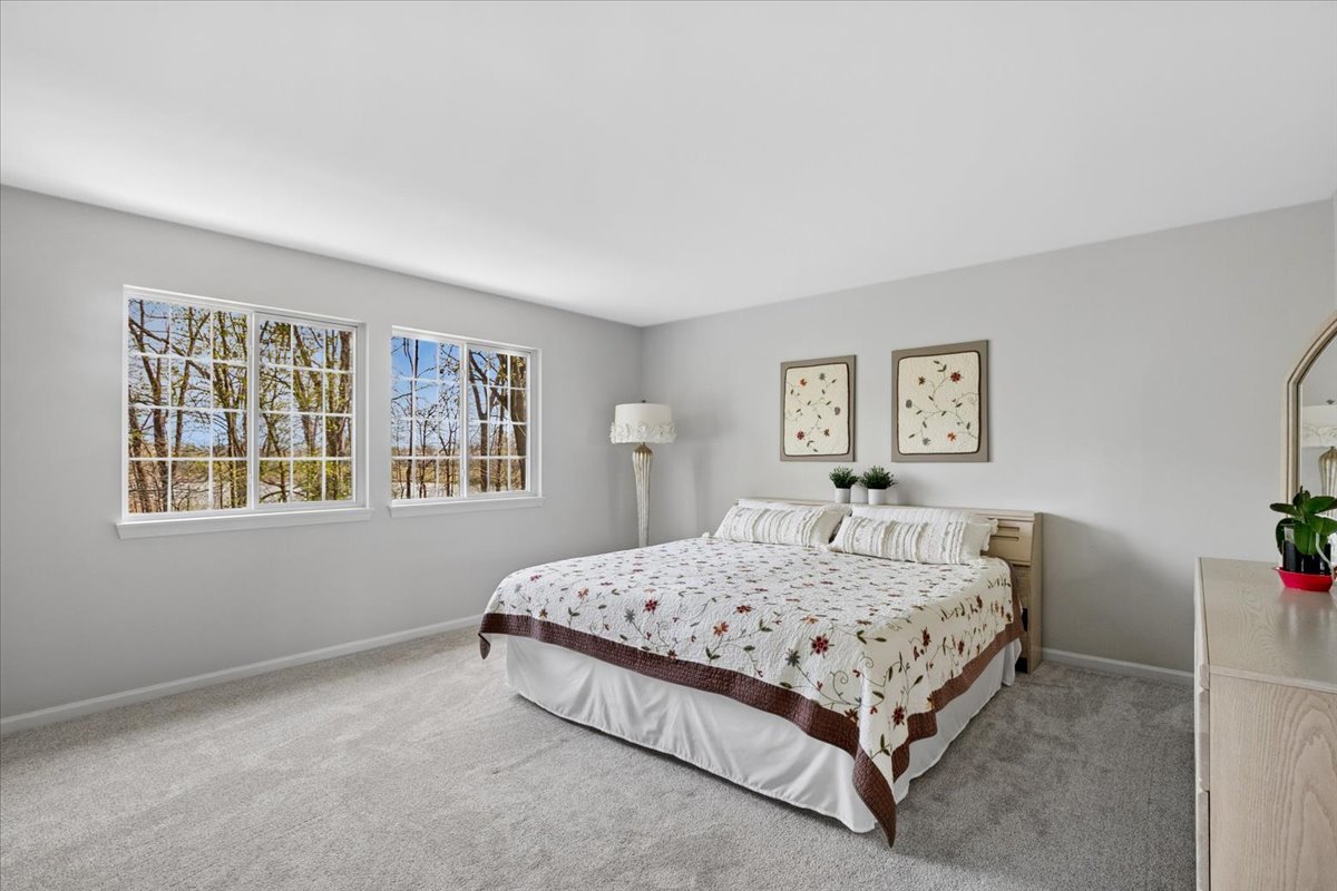 2825 Haven Lane, Lindenhurst, IL 60046