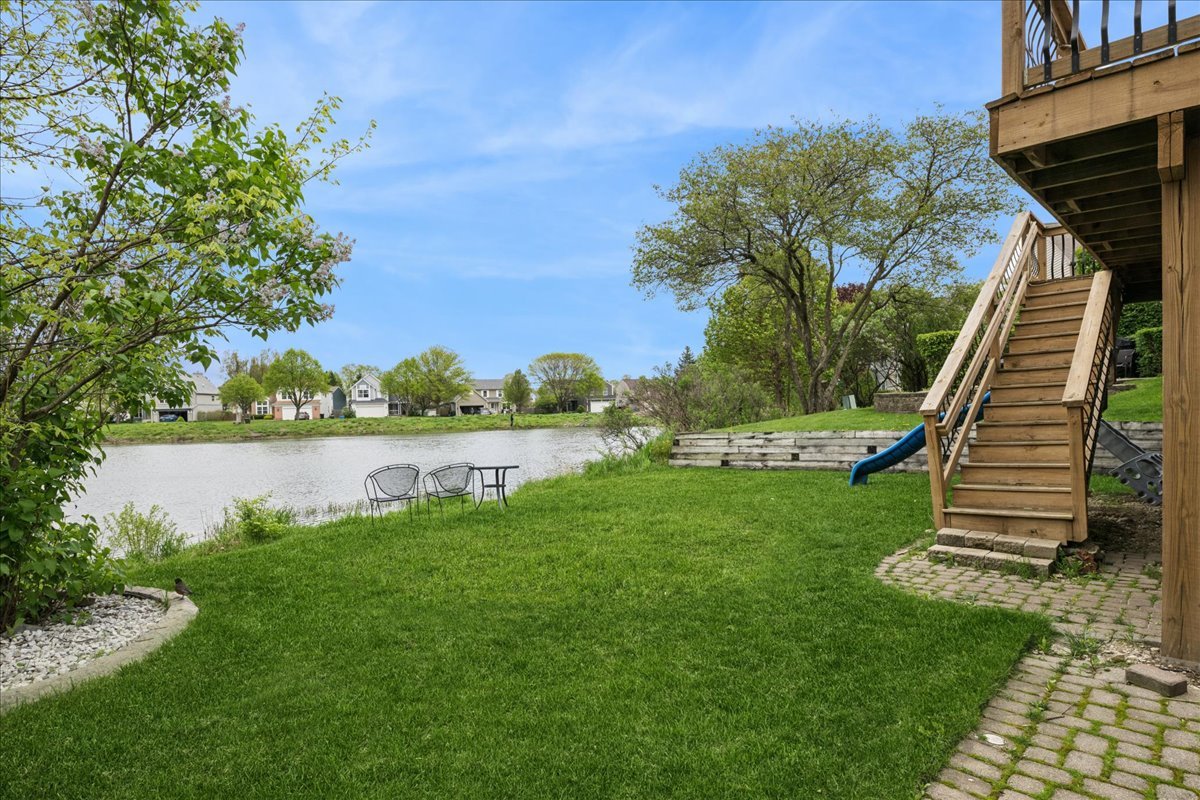 1068 N Camden Lane, South Elgin, IL 60177