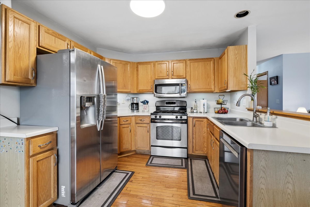 1068 N Camden Lane, South Elgin, IL 60177