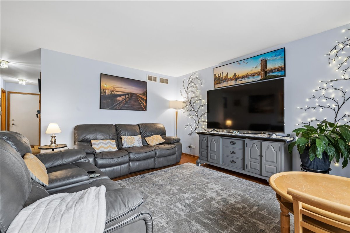 1068 N Camden Lane, South Elgin, IL 60177