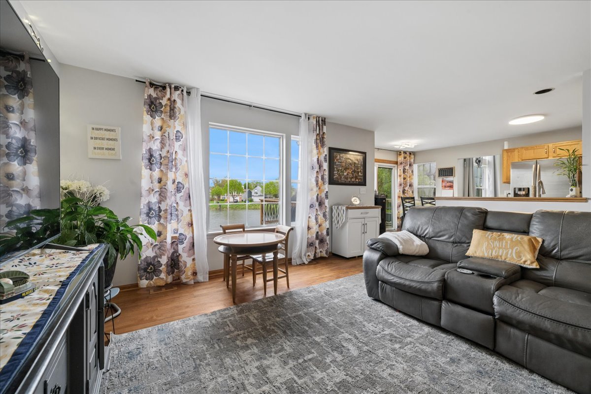1068 N Camden Lane, South Elgin, IL 60177