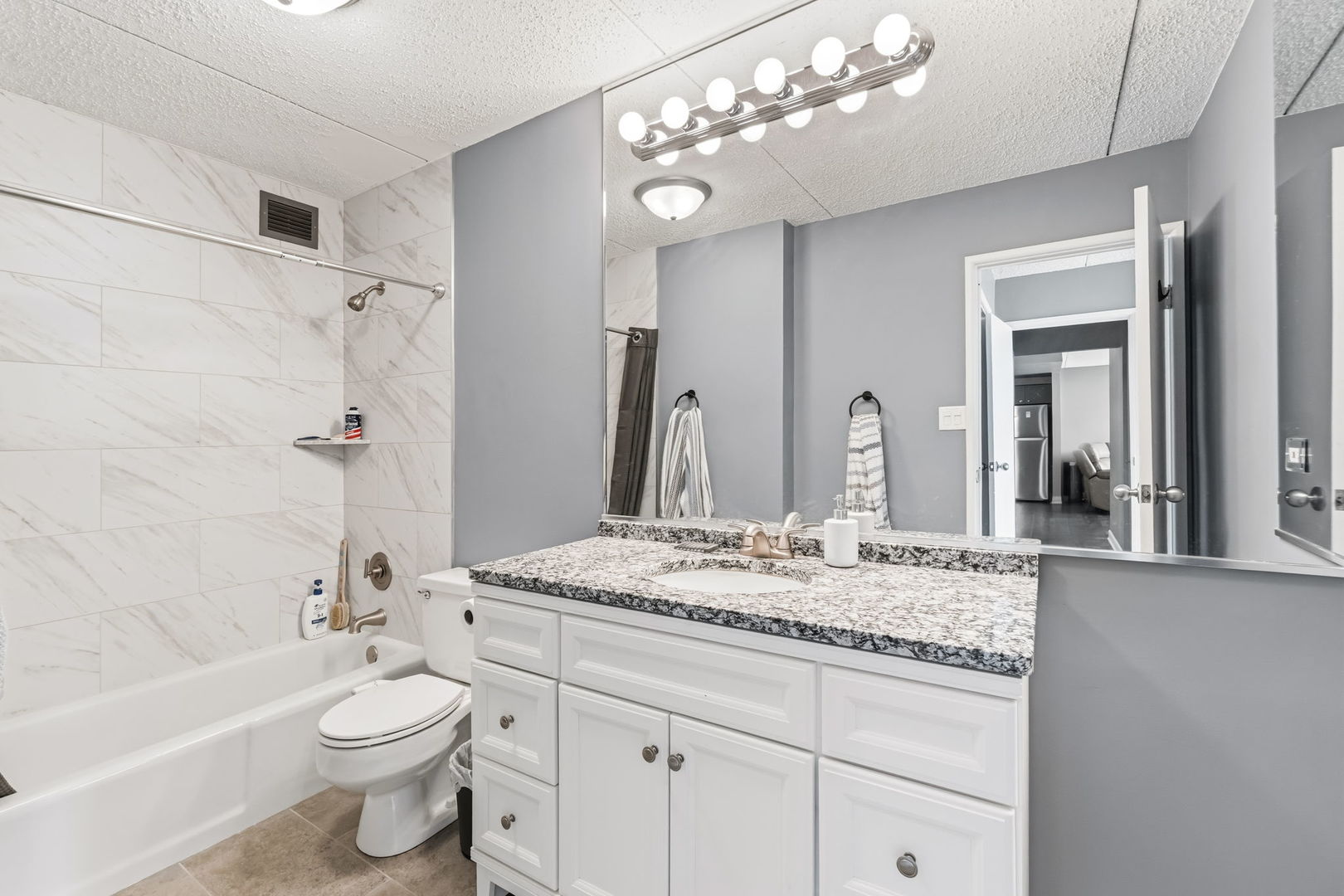 2005 S Finley Road #1102, Lombard, IL 60148