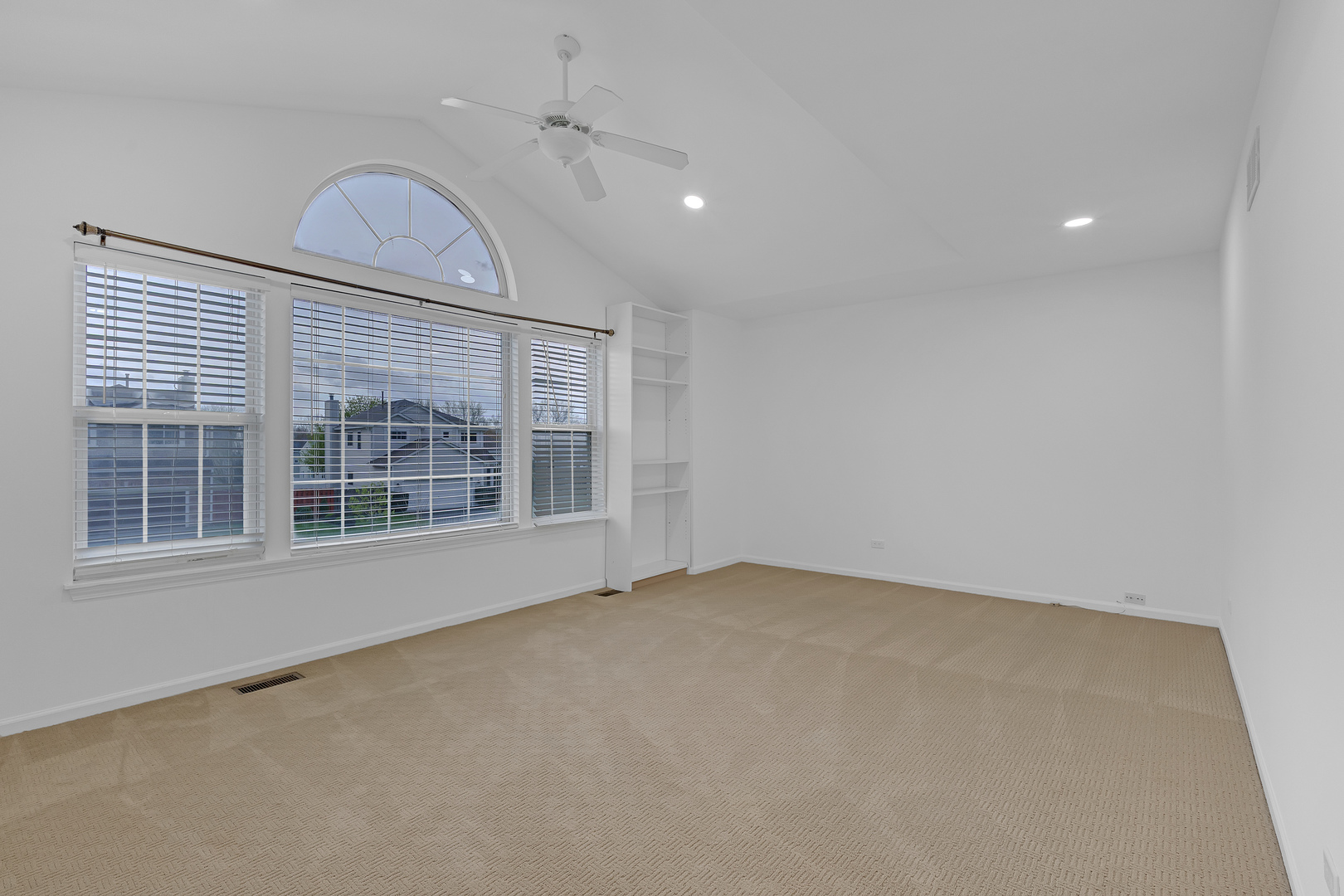 1171 HEAVENS GATE, Lake In The Hills, IL 60156