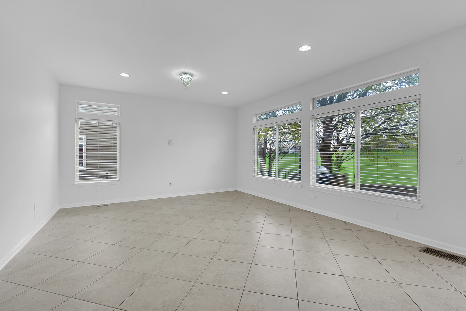 1171 HEAVENS GATE, Lake In The Hills, IL 60156