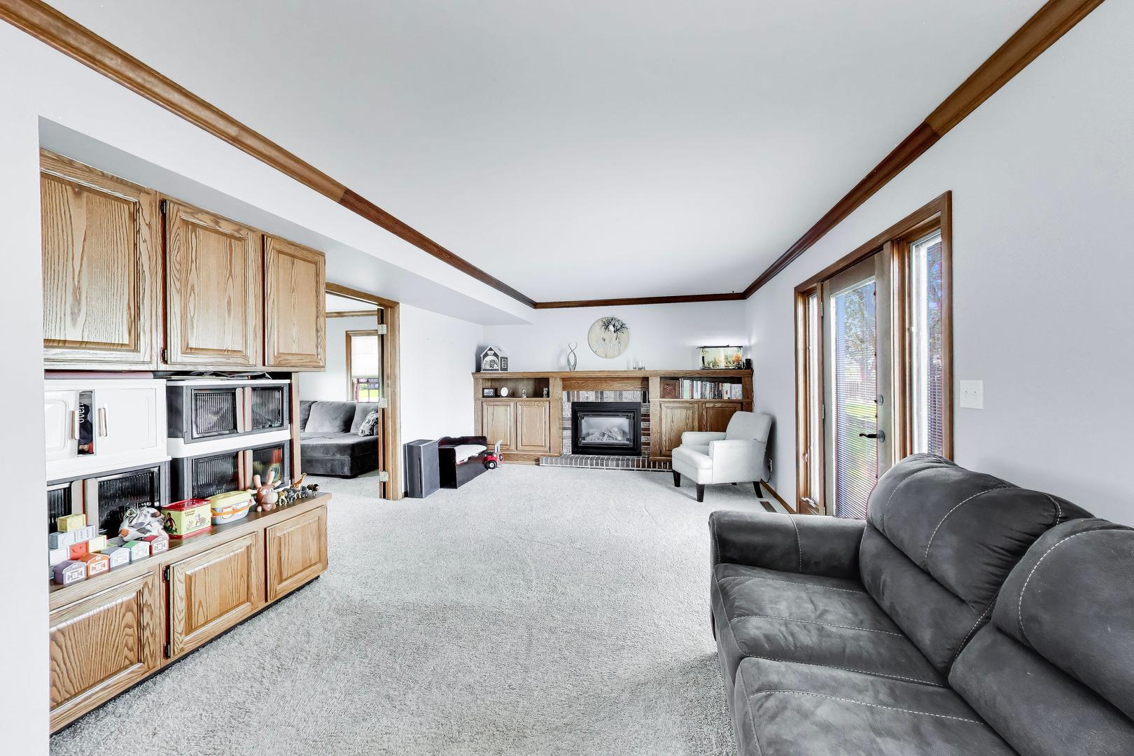 525 Skyline Drive, Algonquin, IL 60102