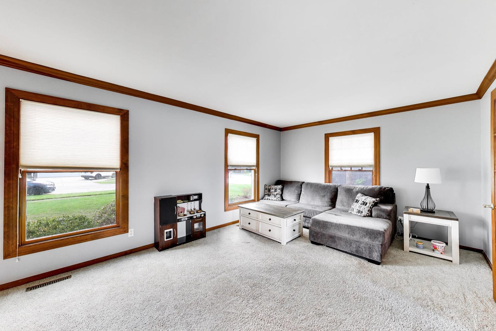 525 Skyline Drive, Algonquin, IL 60102