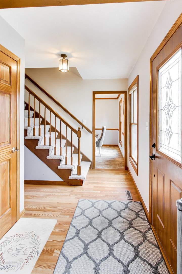 525 Skyline Drive, Algonquin, IL 60102