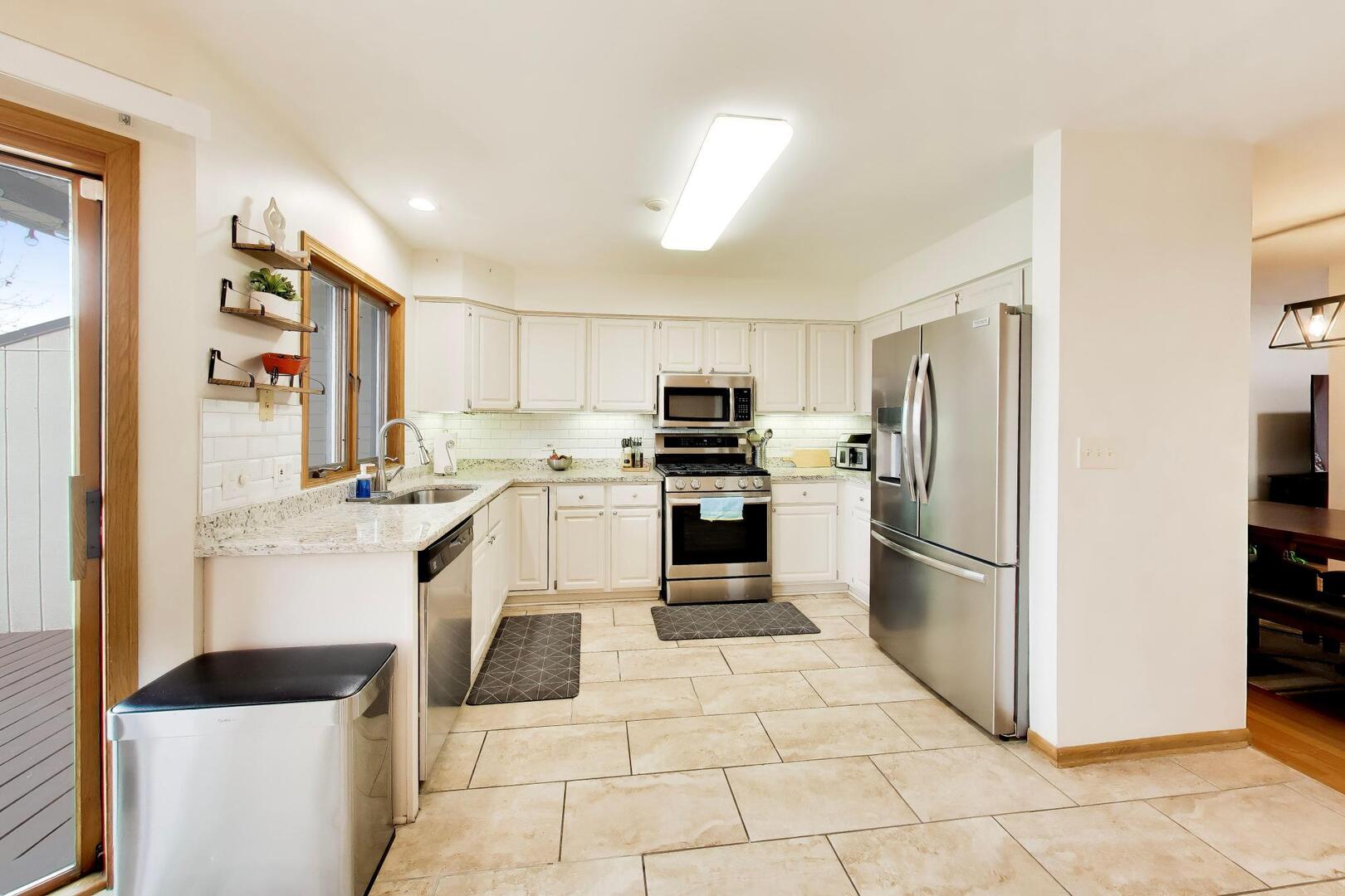 943 W Essex Place, Arlington Heights, IL 60004