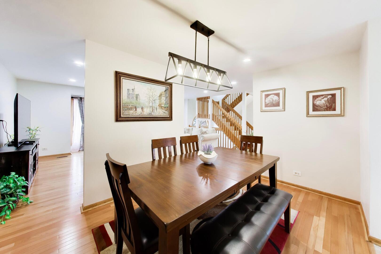 943 W Essex Place, Arlington Heights, IL 60004