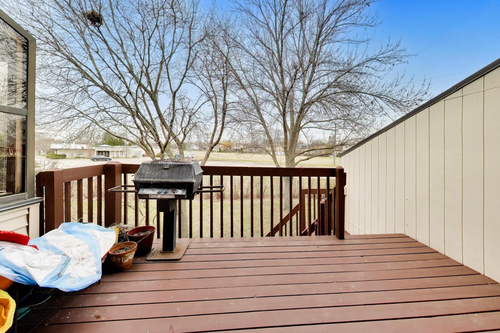 943 W Essex Place, Arlington Heights, IL 60004