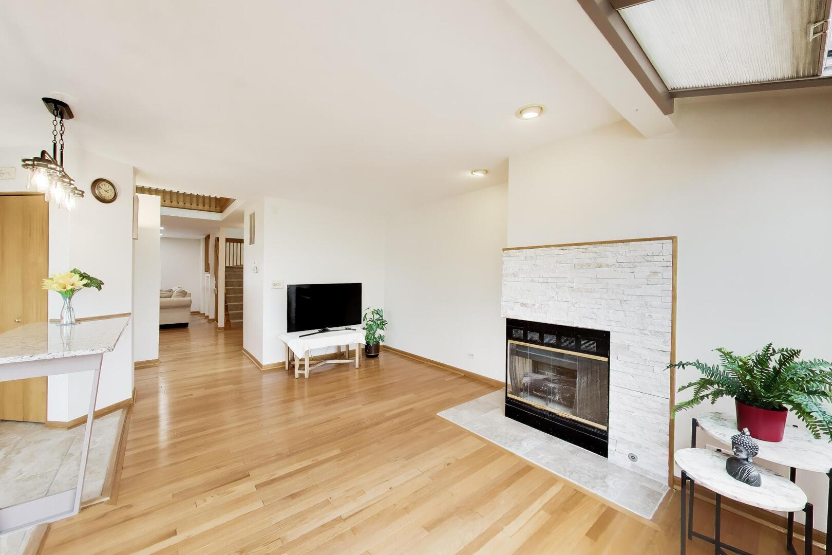 943 W Essex Place, Arlington Heights, IL 60004