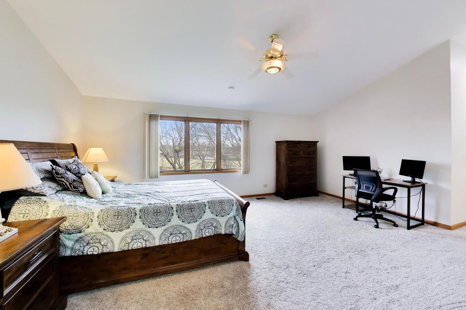 943 W Essex Place, Arlington Heights, IL 60004