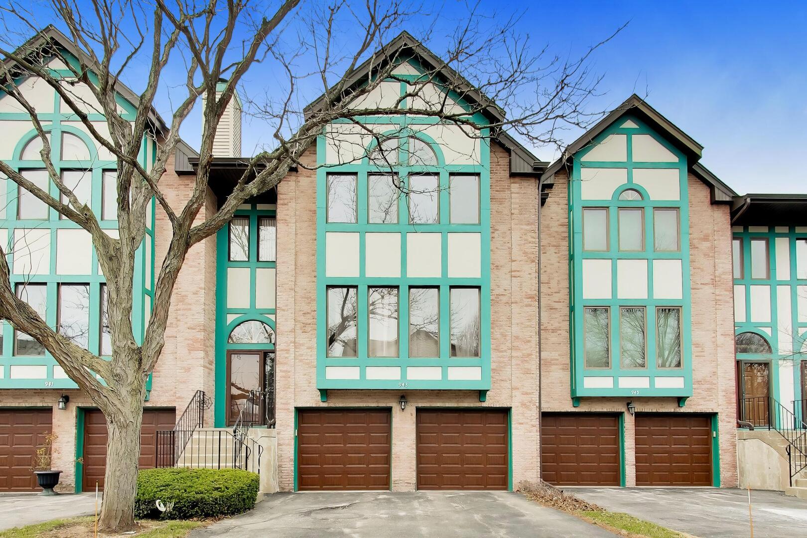 943 W Essex Place, Arlington Heights, IL 60004