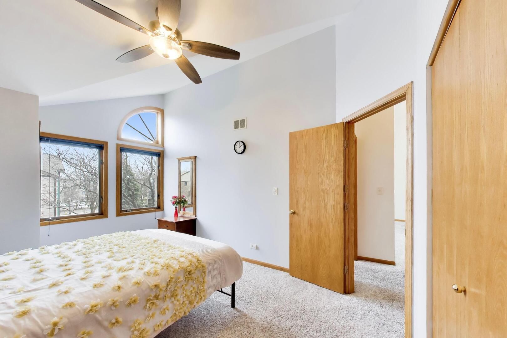 943 W Essex Place, Arlington Heights, IL 60004