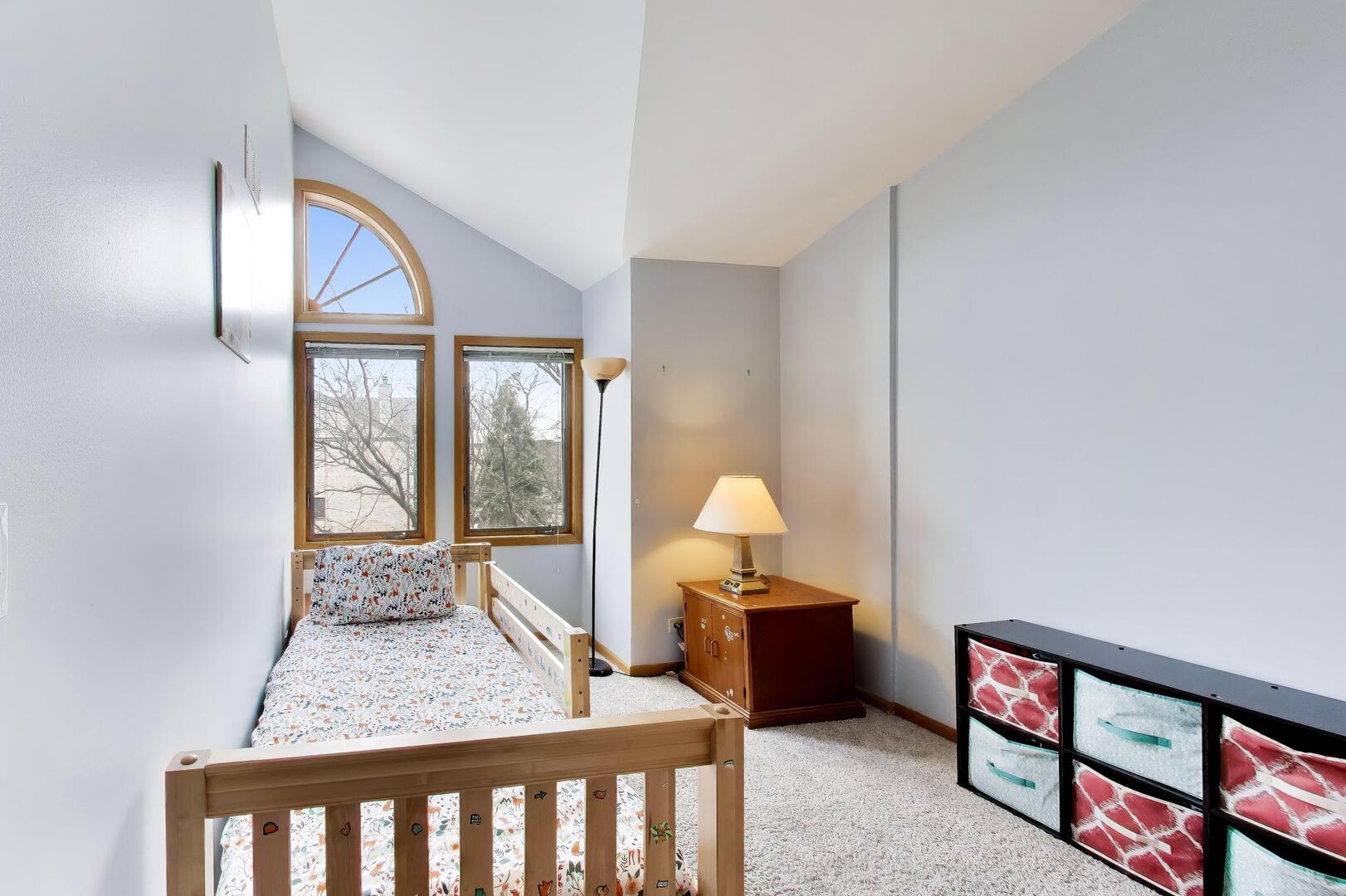 943 W Essex Place, Arlington Heights, IL 60004