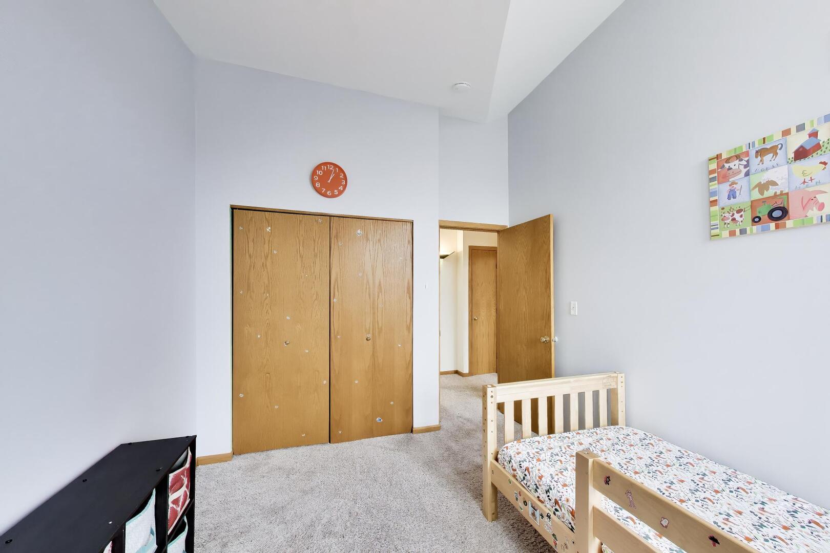 943 W Essex Place, Arlington Heights, IL 60004