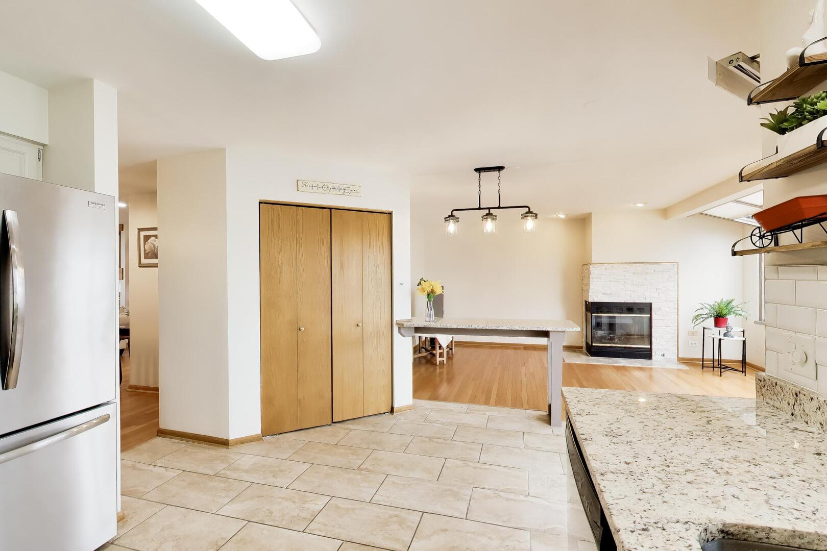 943 W Essex Place, Arlington Heights, IL 60004