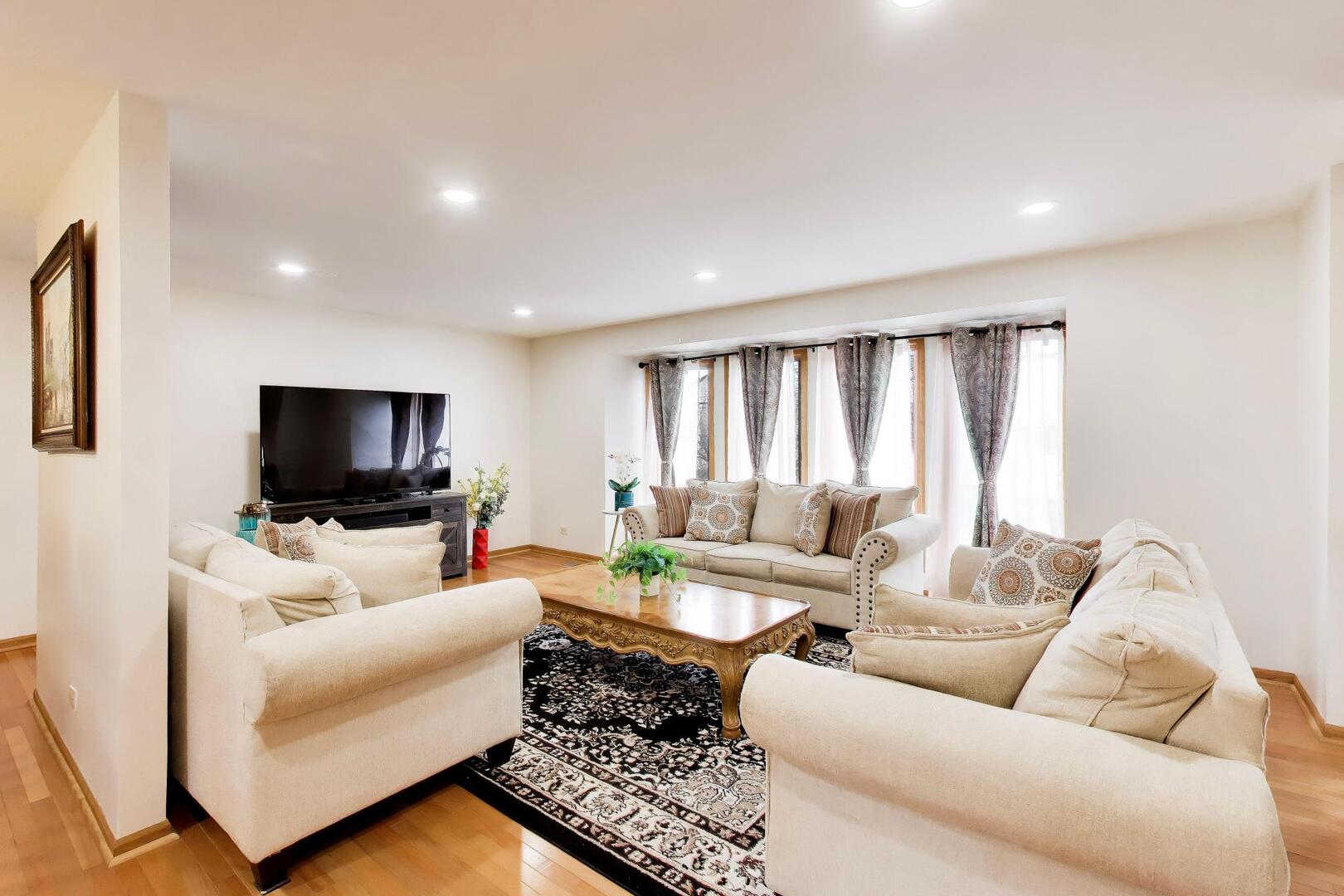 943 W Essex Place, Arlington Heights, IL 60004