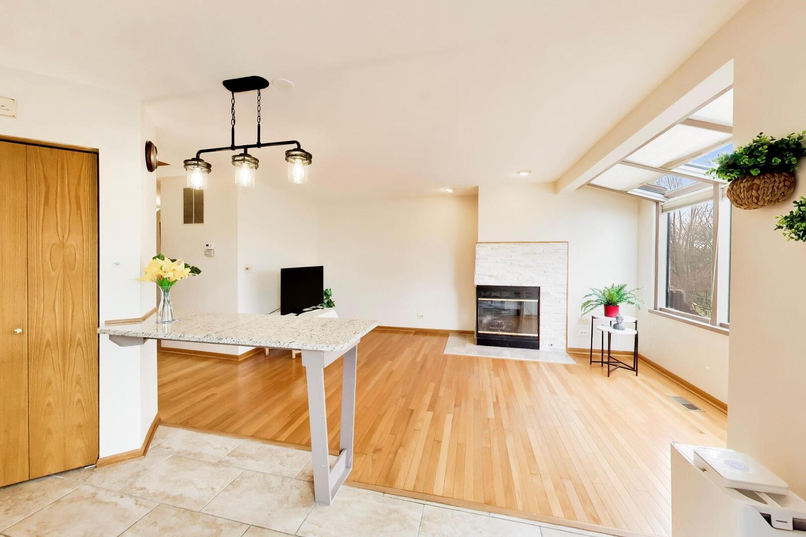 943 W Essex Place, Arlington Heights, IL 60004