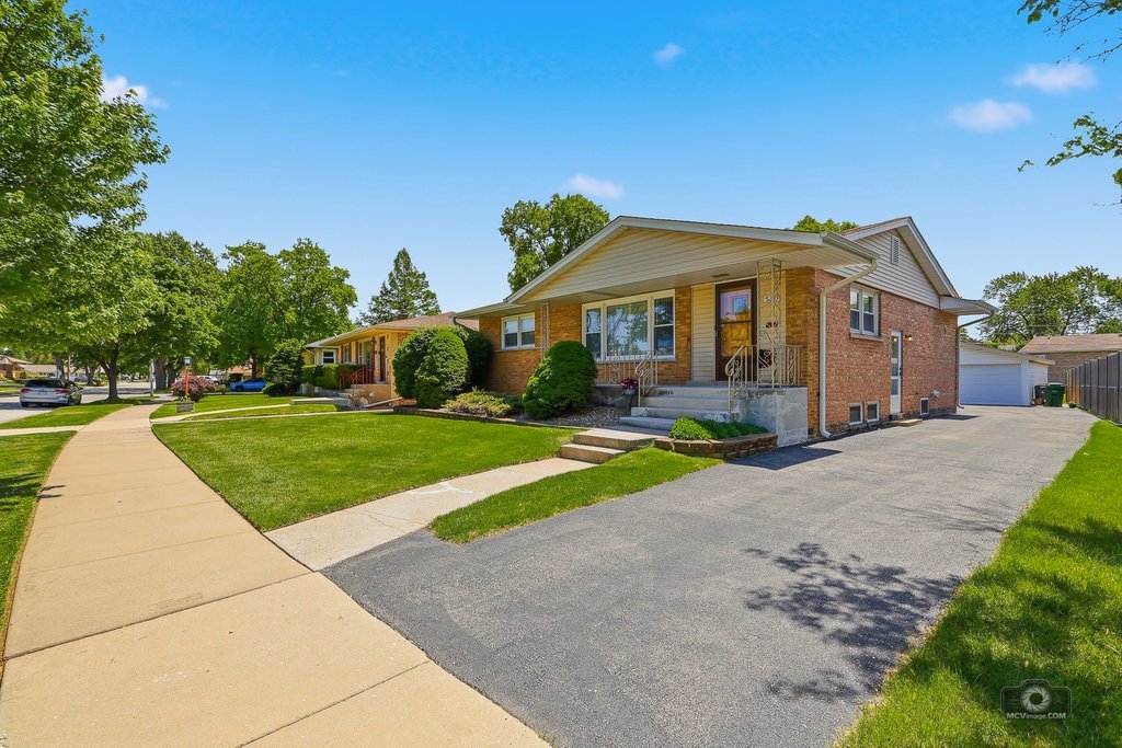 5233 Oak Center Drive, Oak Lawn, IL 60453