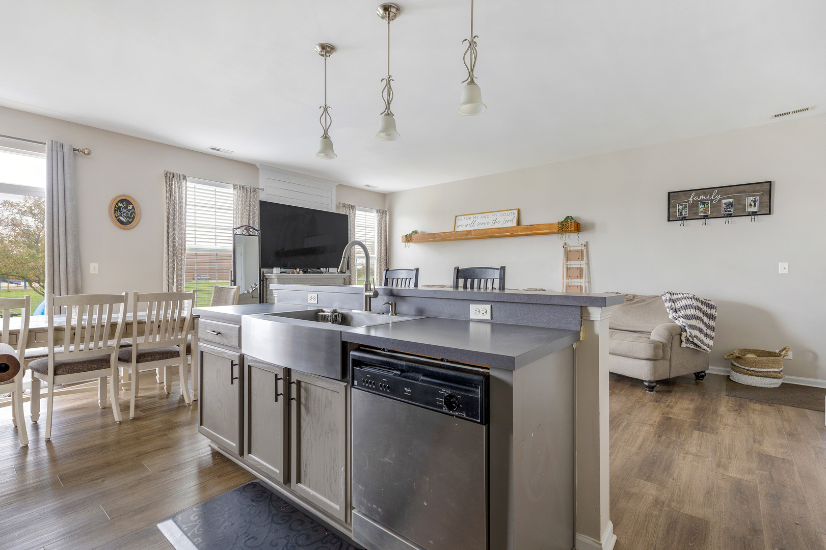 302 Parkside Drive, Shorewood, IL 60404