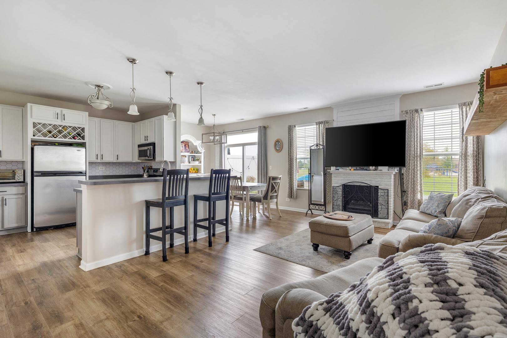 302 Parkside Drive, Shorewood, IL 60404