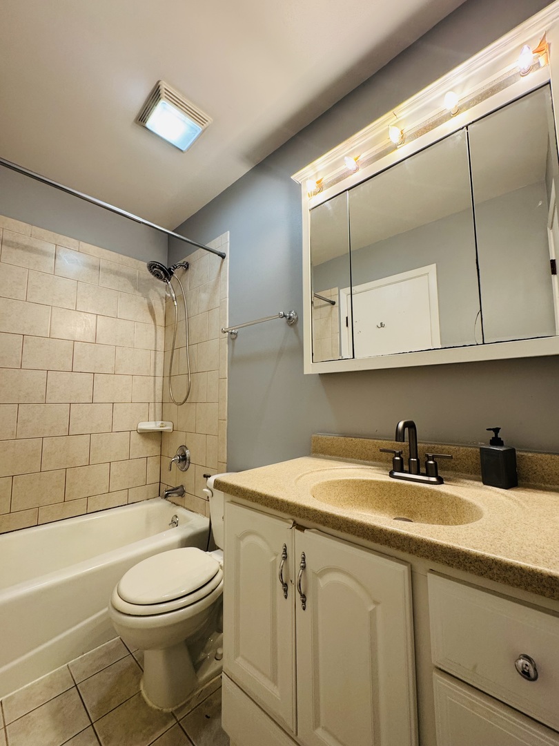 923 Daniels Court, Schaumburg, IL 60194