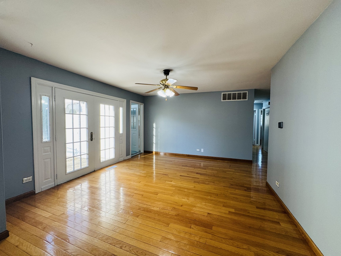 670 Lakeview Lane, Hoffman Estates, IL 60169