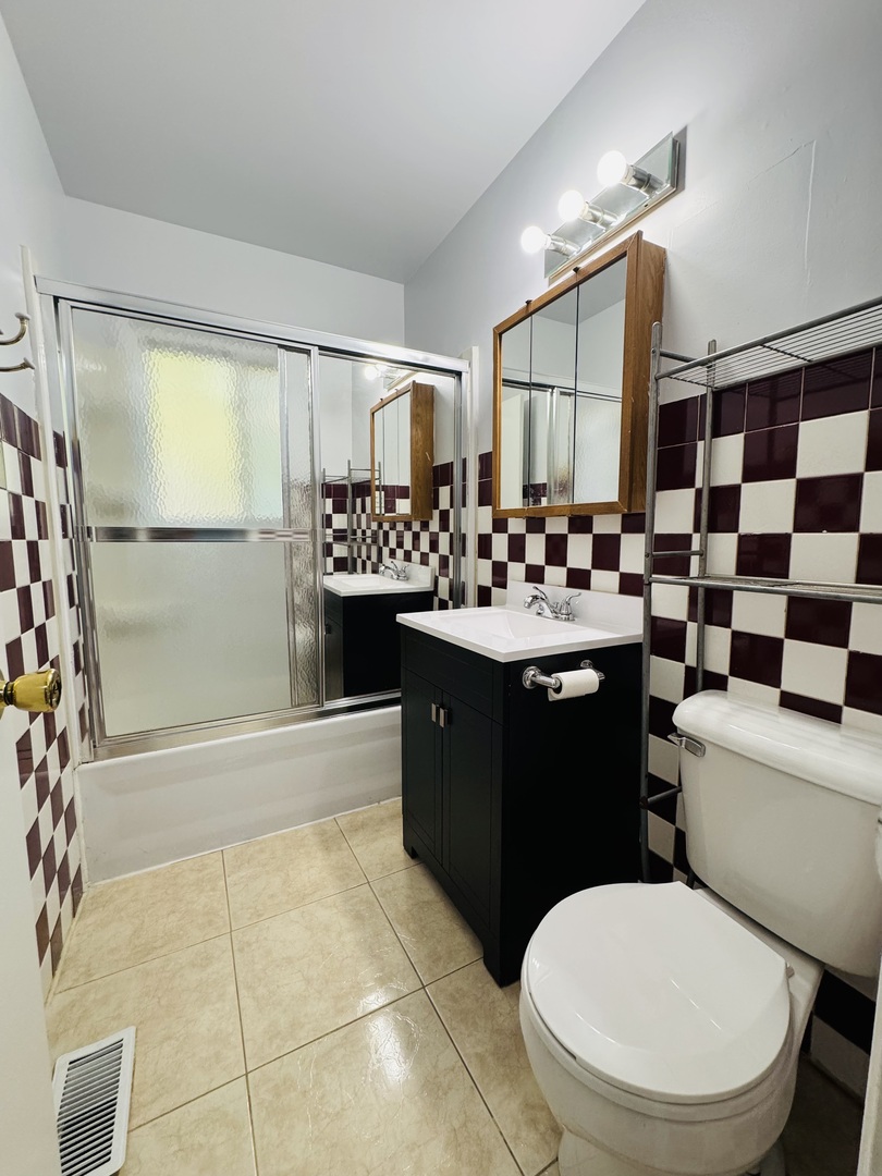 670 Lakeview Lane, Hoffman Estates, IL 60169