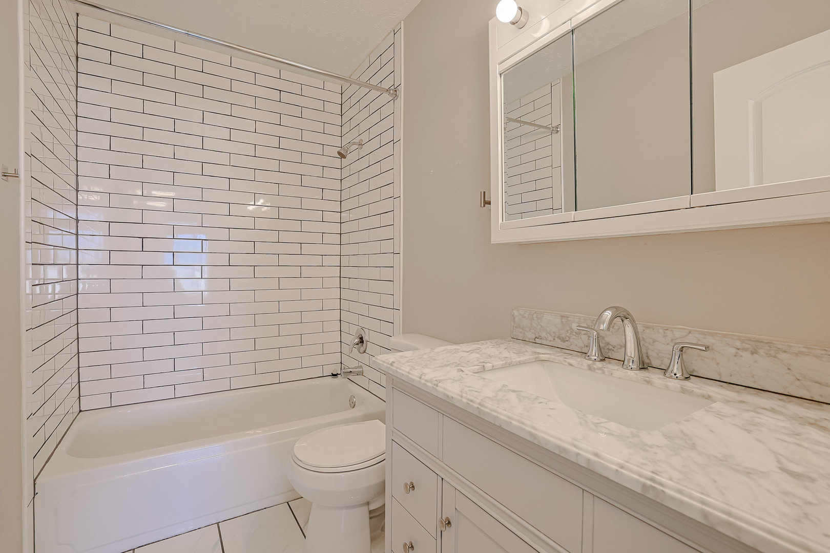 1332 Kingsbury Drive #1, Hanover Park, IL 60133