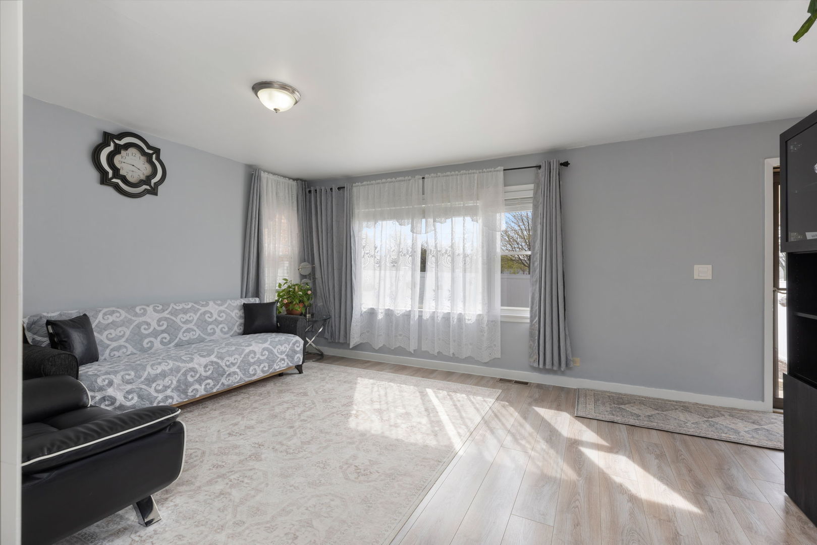 6718 W Forest Preserve Drive, Harwood Heights, IL 60706