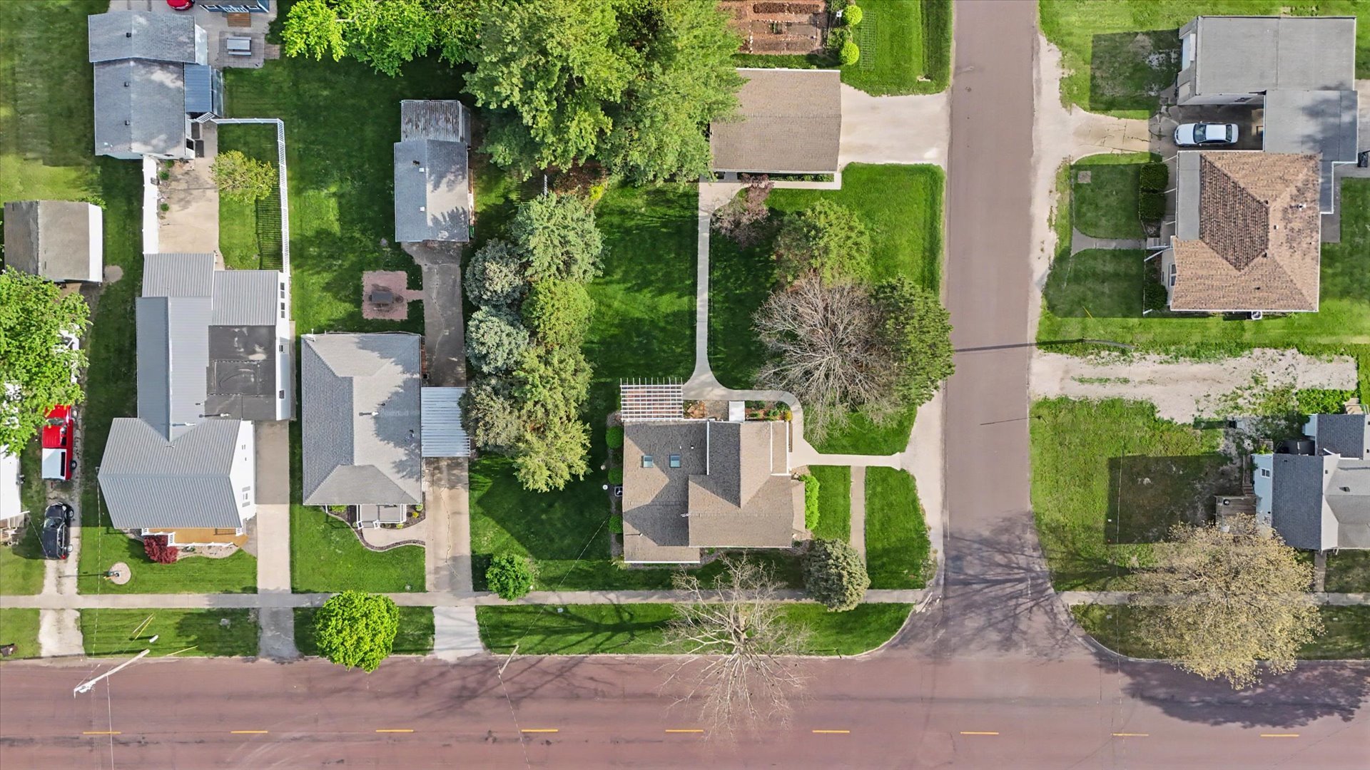 102 S WOOD Street, Gibson City, IL 60936