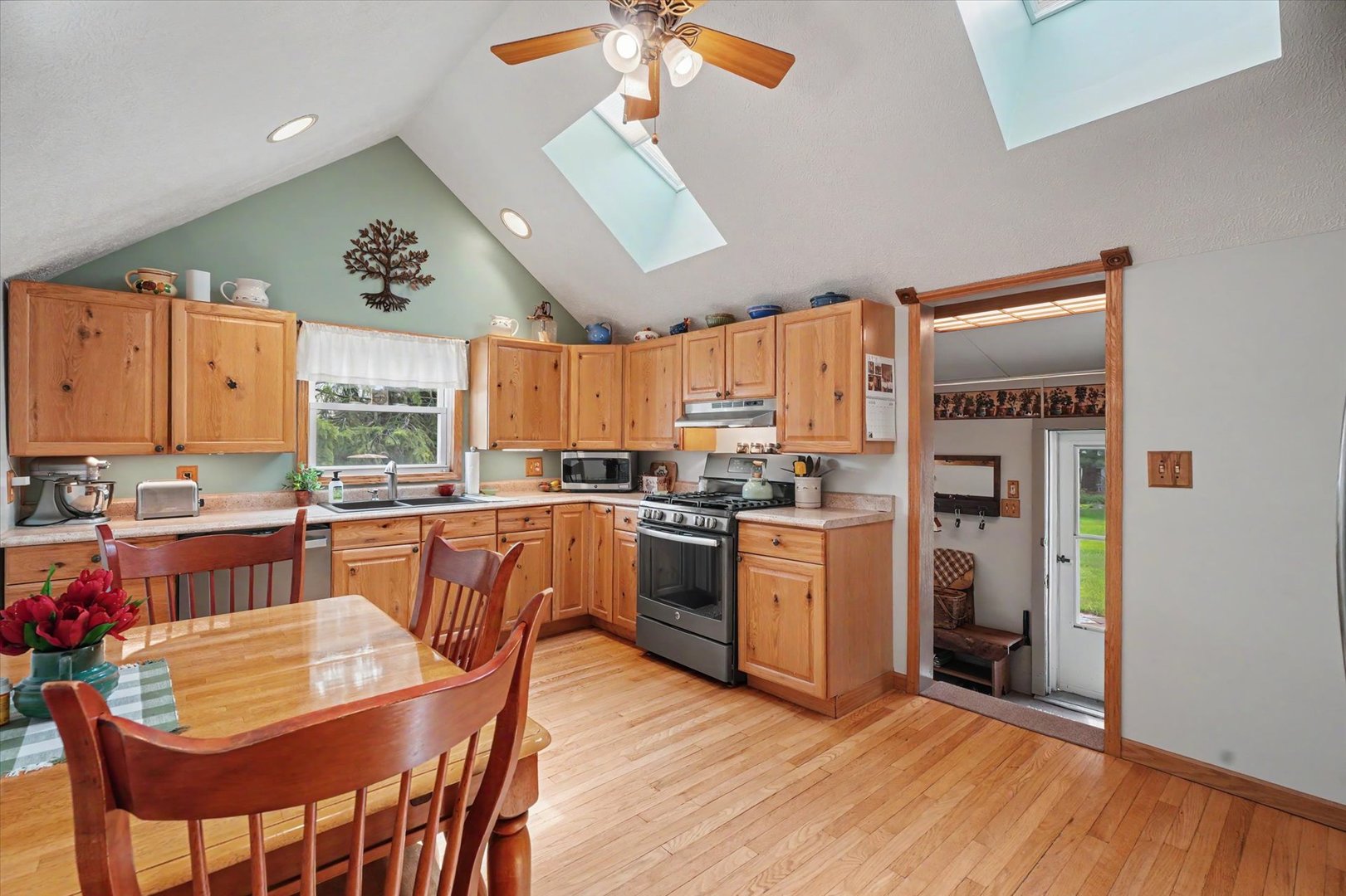 102 S WOOD Street, Gibson City, IL 60936