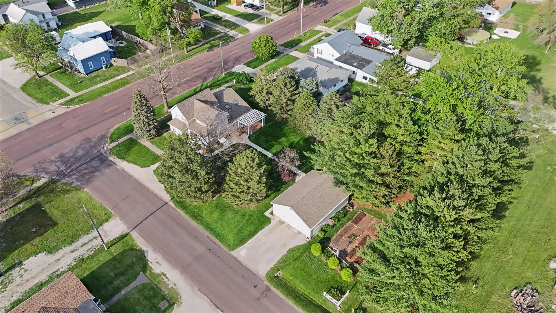 102 S WOOD Street, Gibson City, IL 60936