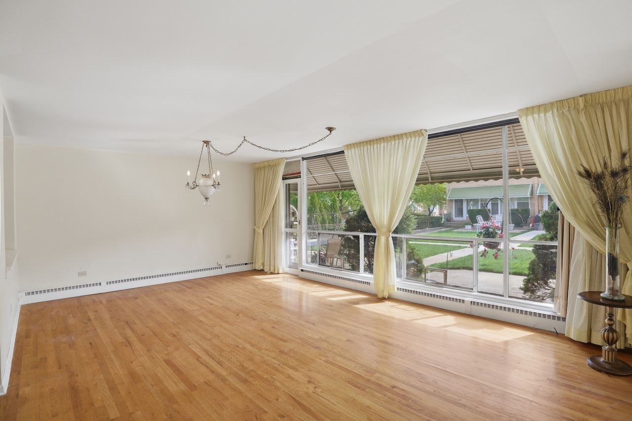 2711 W Balmoral Avenue, Chicago, IL 60625