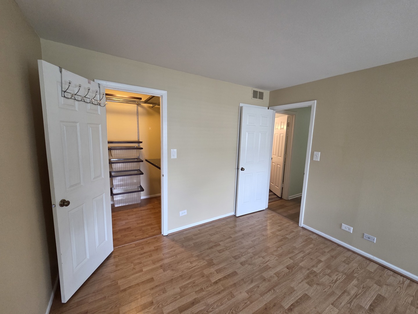 406 College Crossing, Rolling Meadows, IL 60008