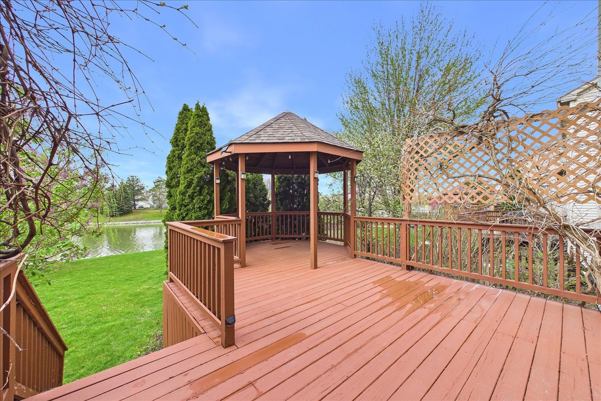 913 Meadowridge Drive, Aurora, IL 60504