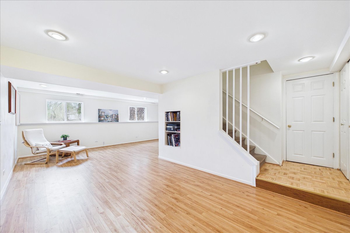 913 Meadowridge Drive, Aurora, IL 60504