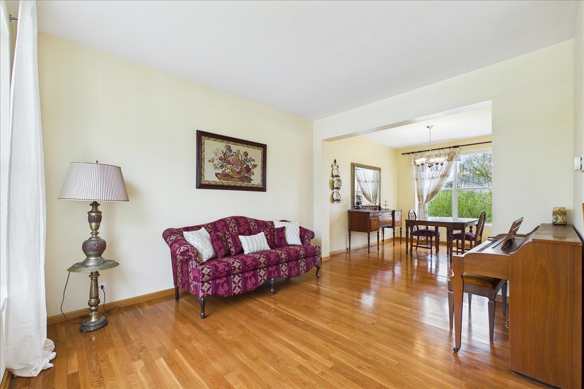 913 Meadowridge Drive, Aurora, IL 60504