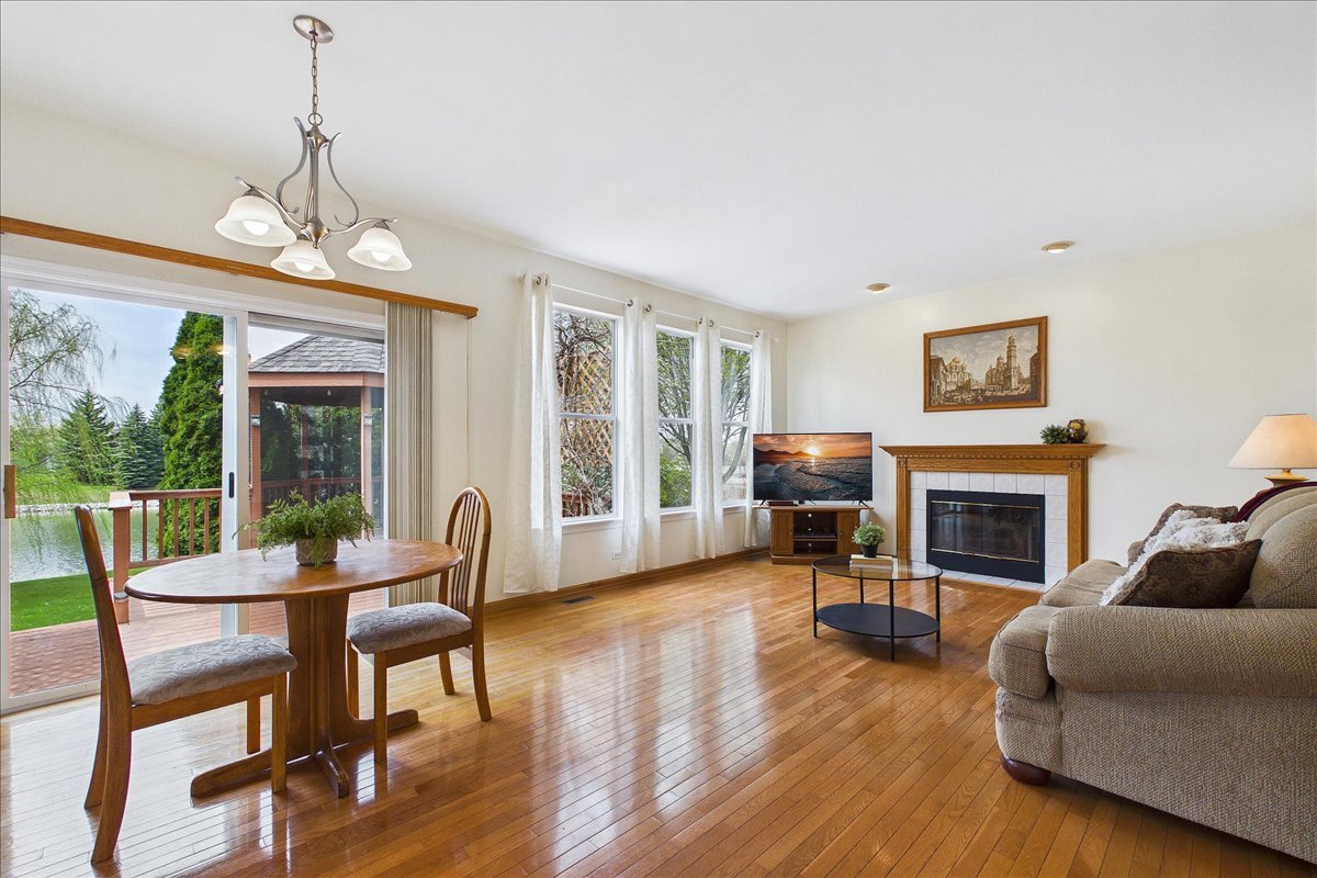 913 Meadowridge Drive, Aurora, IL 60504