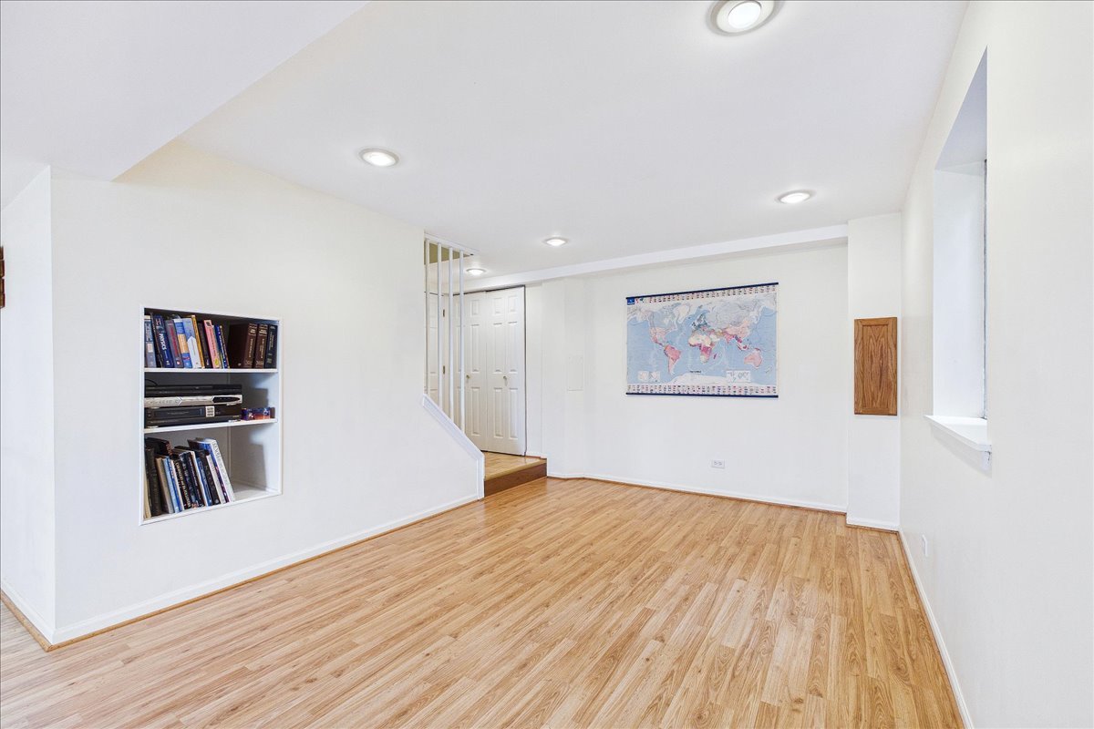 913 Meadowridge Drive, Aurora, IL 60504