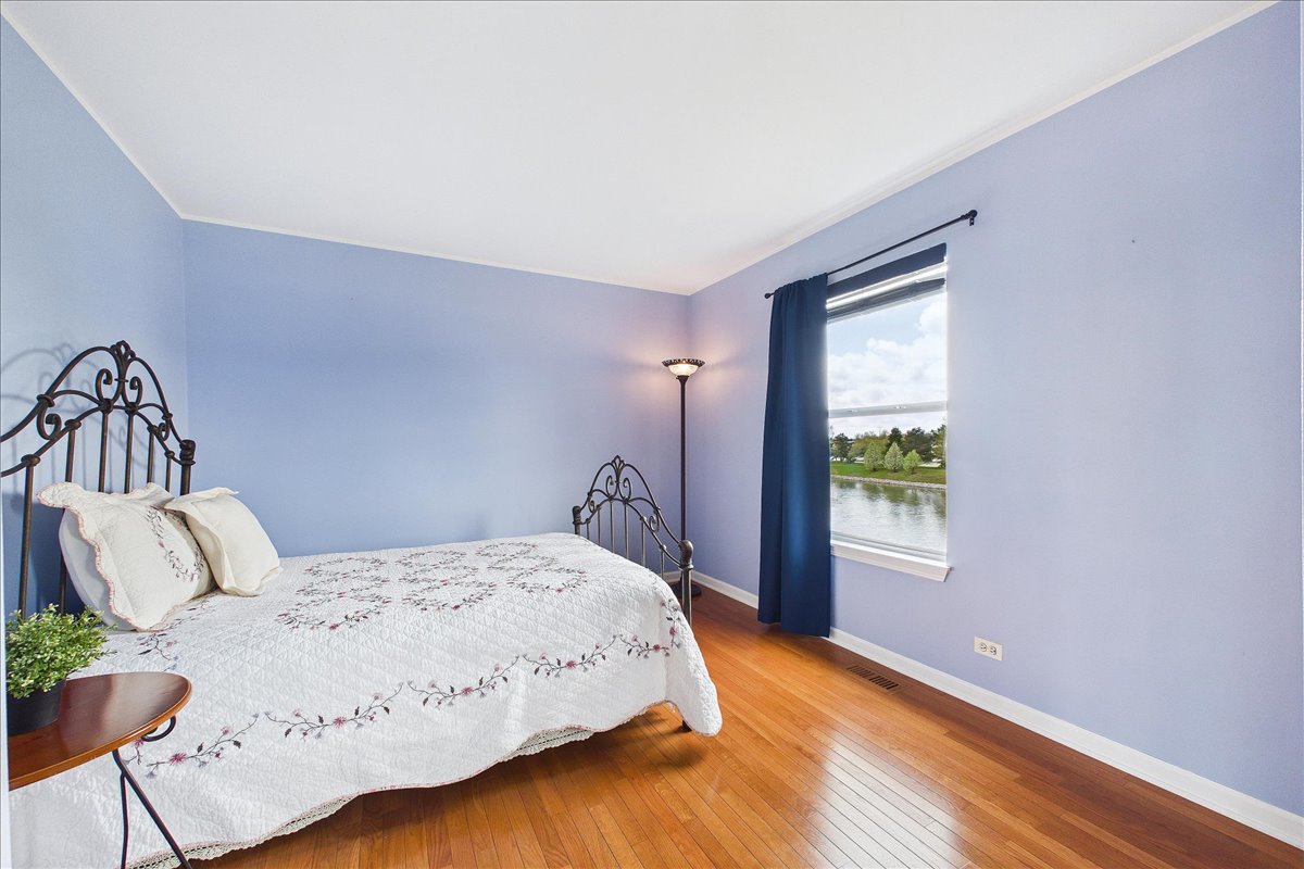 913 Meadowridge Drive, Aurora, IL 60504