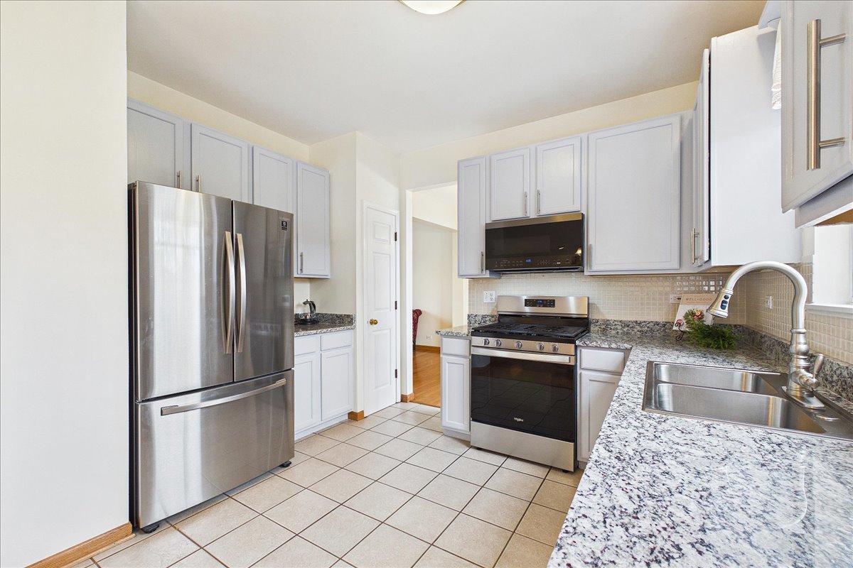 913 Meadowridge Drive, Aurora, IL 60504