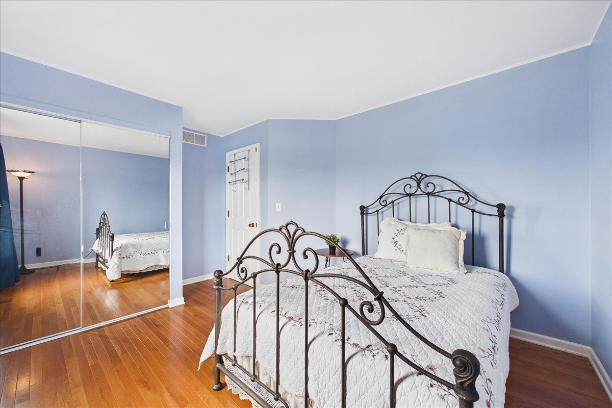 913 Meadowridge Drive, Aurora, IL 60504