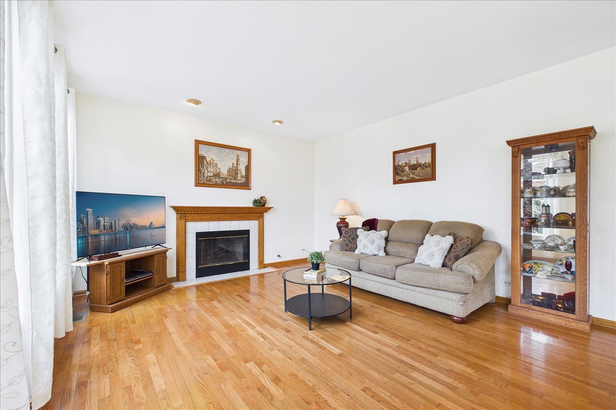 913 Meadowridge Drive, Aurora, IL 60504