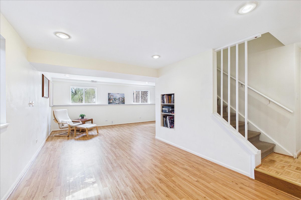 913 Meadowridge Drive, Aurora, IL 60504