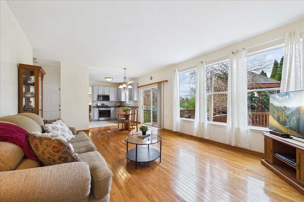 913 Meadowridge Drive, Aurora, IL 60504