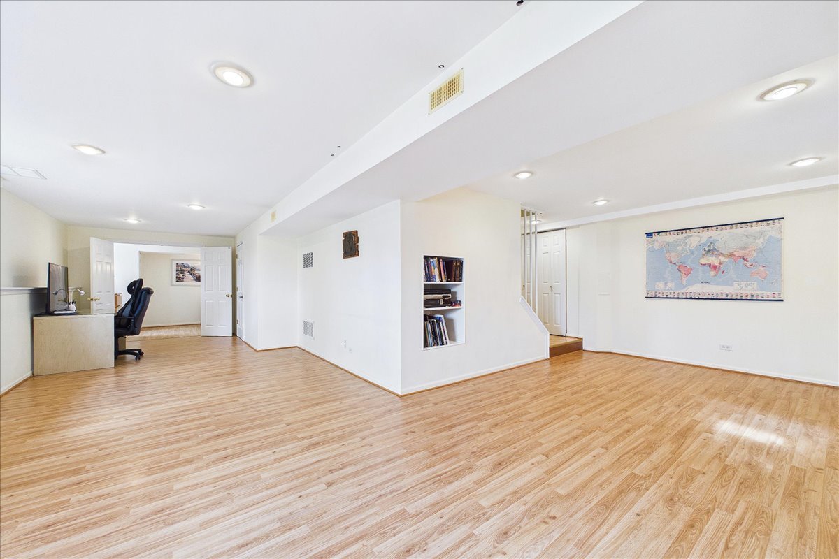 913 Meadowridge Drive, Aurora, IL 60504